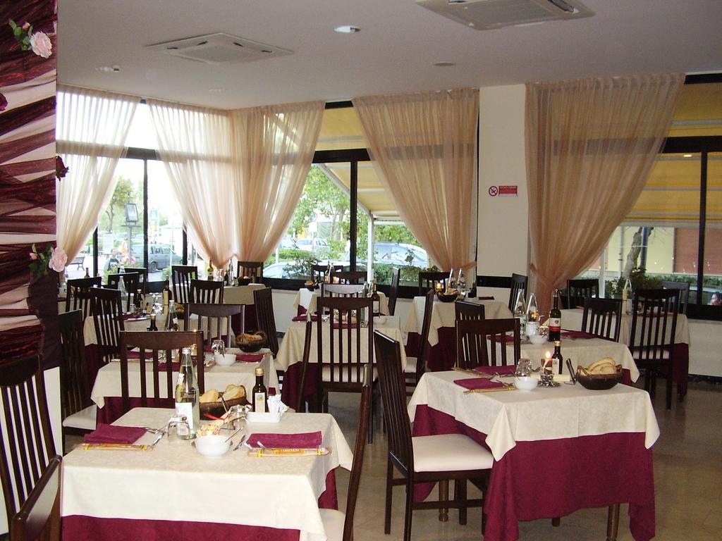 Hotel Crosal Rimini Exterior foto
